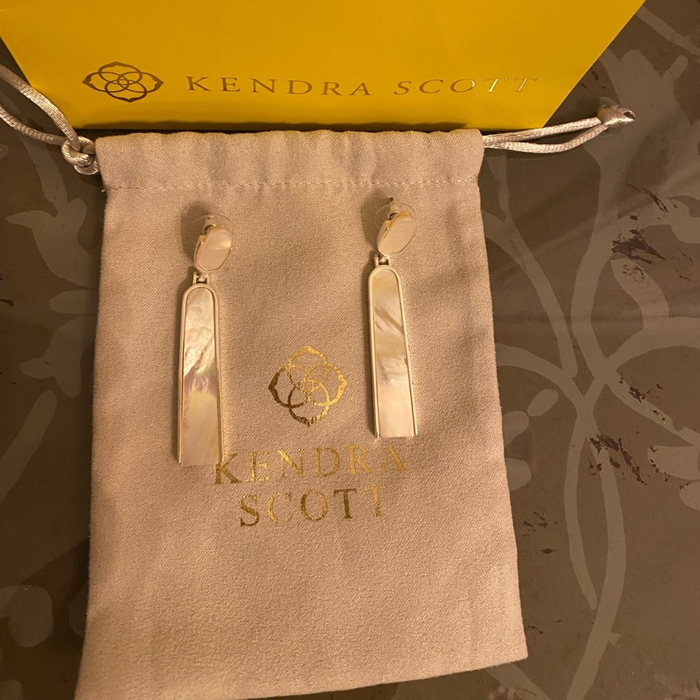 Kendra Scott Carson Statement Earrings Silver White Pearl in Excellent Condition